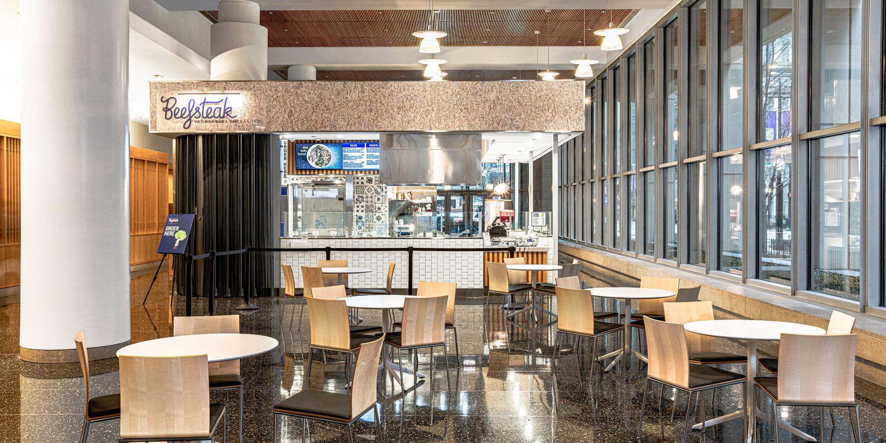 ネット バカラトランとダイニングの建設 - ビーフステーキとスライスのダイニング エリア