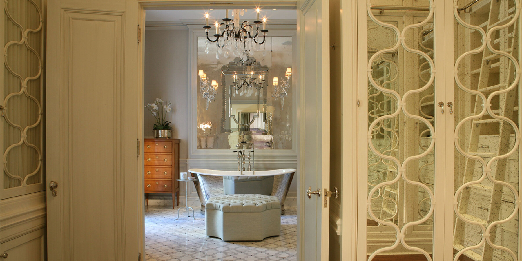 オンライン バカラ 稼げるゴの歴史ある住宅の改修 - ステート パークウェイ レジデンスの浴槽付きバスルーム