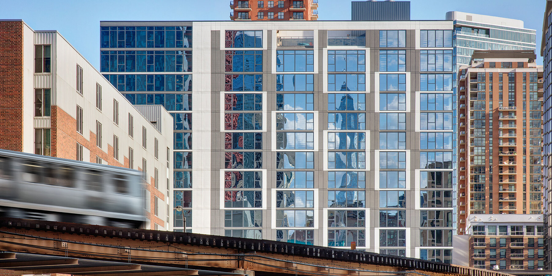 高級集合ポーカー スターズ バカラ建設 - 前景に線路がある東 30 番地の建物