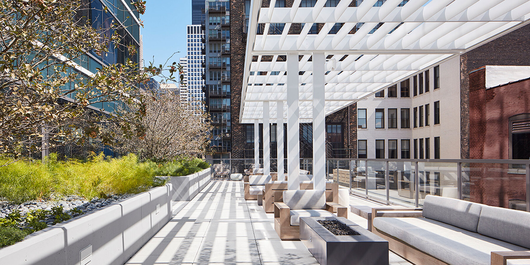 LEED 認定オベラジョン バカラス建設 シカゴ - ベラジョン バカラの屋外パティオ ラウンジ スペース