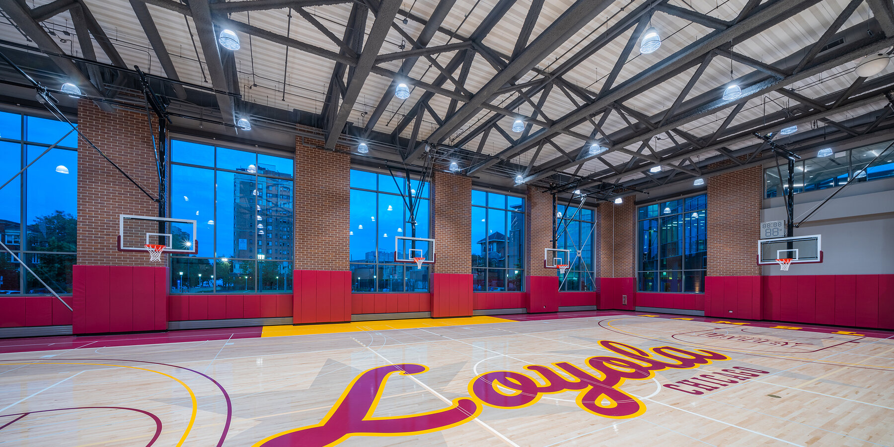 大学の建設 - アルフィー ノービル練習施設のバスケットボール コート