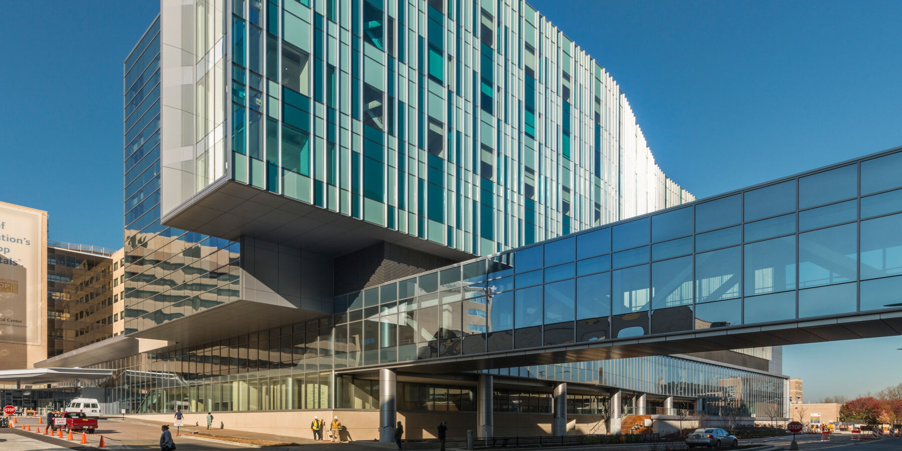 ライブ カジノ バカラおよびヘルスケアのライブ カジノ バカラ - ライブ カジノ バカラート クライライブ カジノ バカラ病院の外部入口とスカイブリッジ