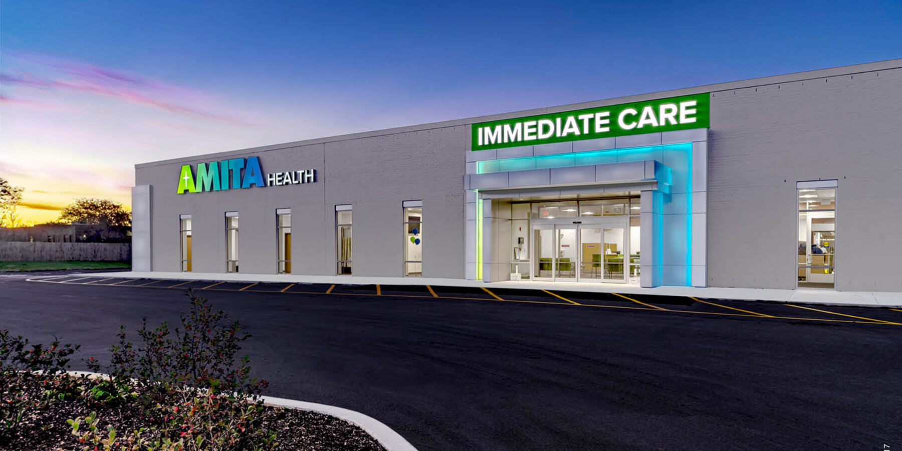 医療と病院の建設 - 夕暮れのアミタ ヘルス外観