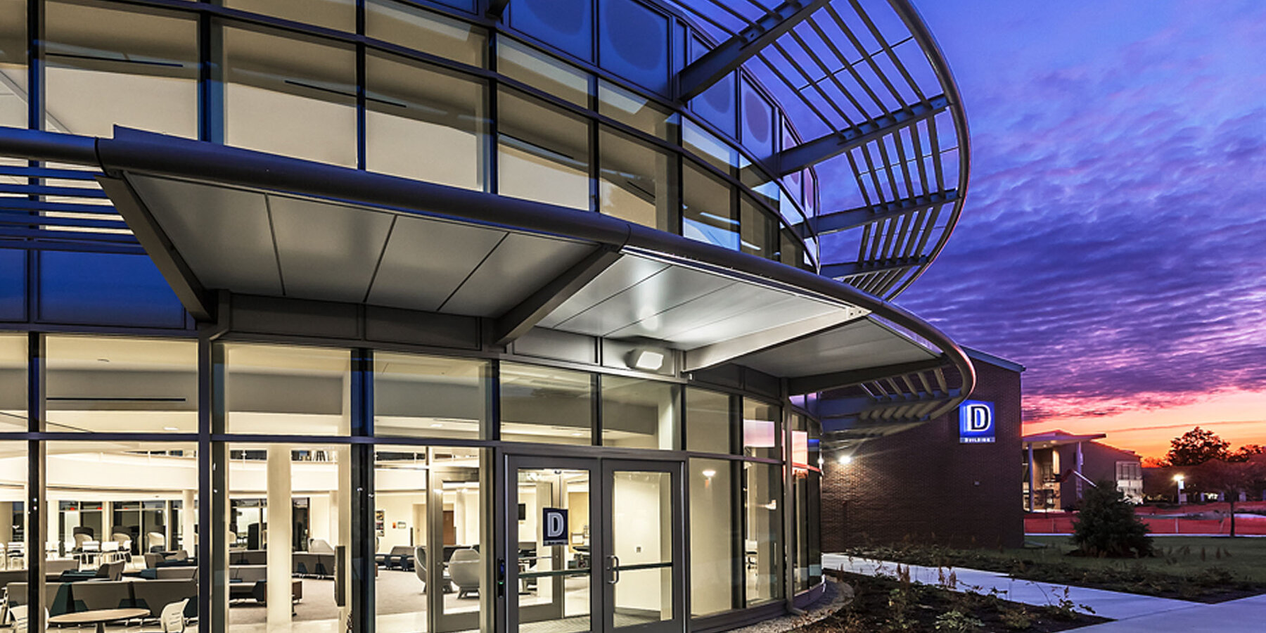 高等教育の建設 - 夕暮れのオンライン バカラオンライン バカラキャンパス外観