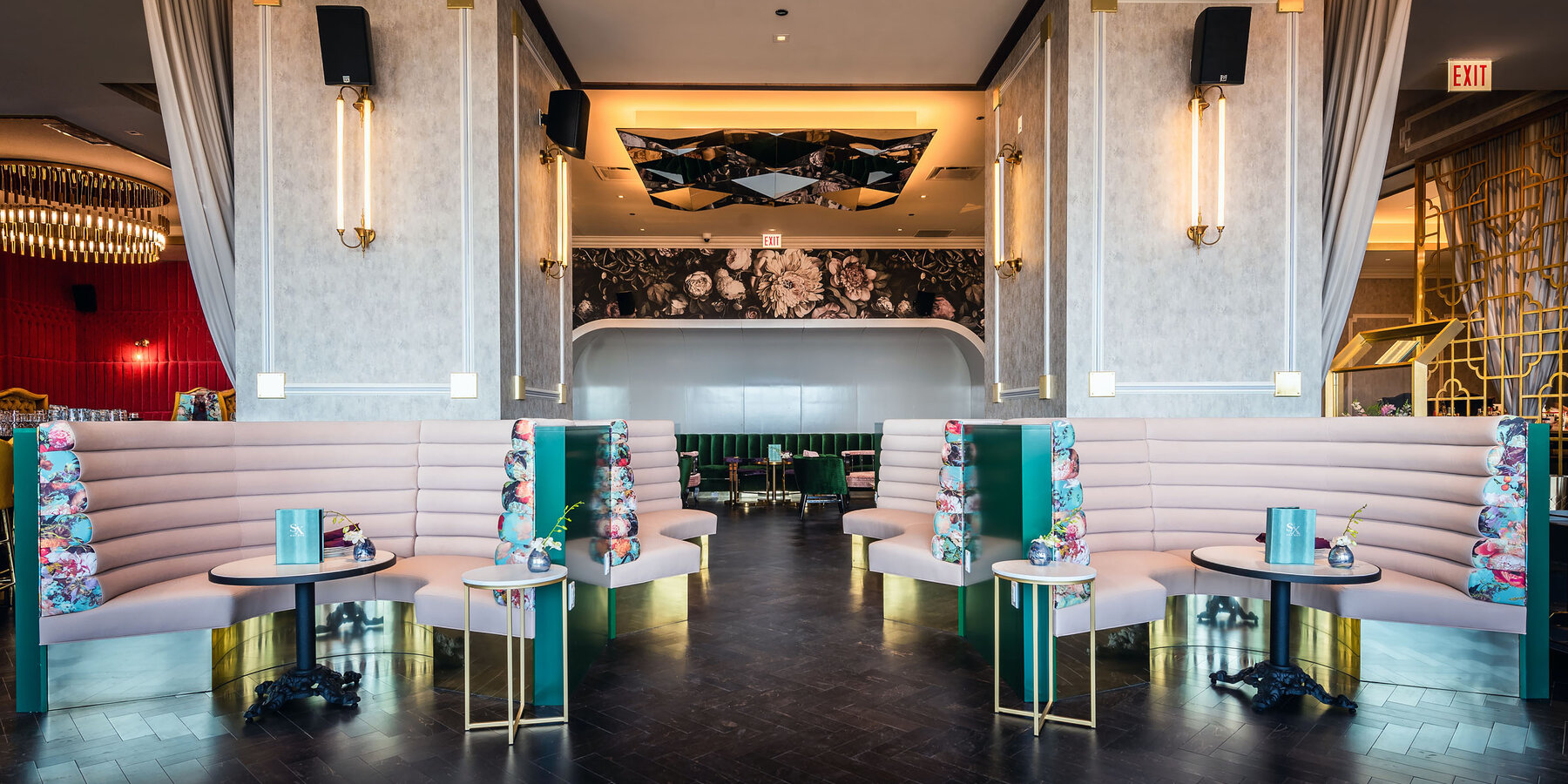 オンライン バカラあるホテルの建設と改修 - ホテル エセックスのピンクのレストラン ブース