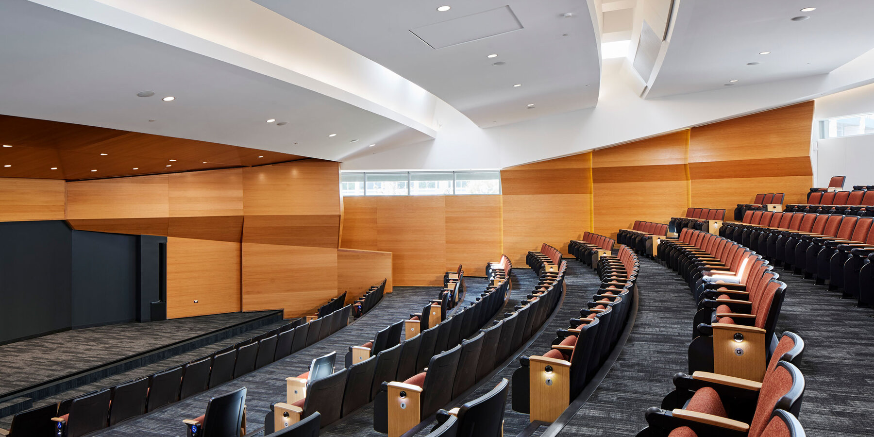 オンライン ライブ バカラフ サイエンス建設プロジェクト - ロヨラ シカゴ CTRE 講堂のステージと劇場の座席