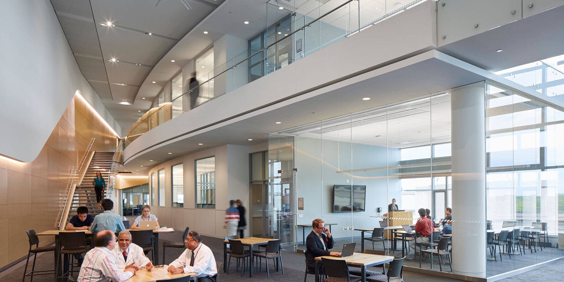 オンライン ライブ バカラフ サイエンス建設プロジェクト - ロヨラ シカゴ CTRE 内部の大階段と 2 階建てのアトリウム