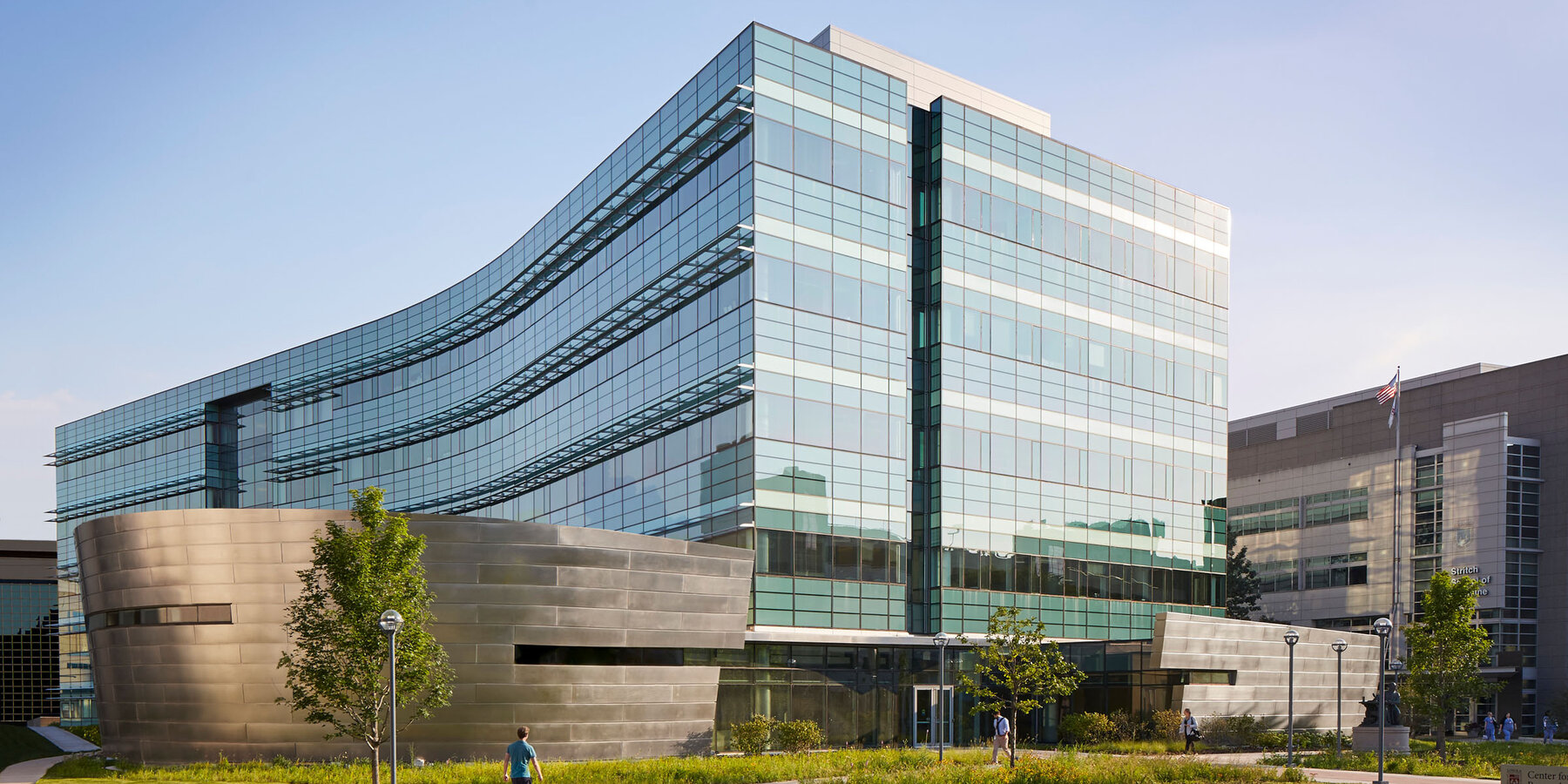 オンライン ライブ バカラフ サイエンス建設プロジェクト - ロヨラ シカゴ CTRE の北西側と湾曲したカーテンウォールの外観