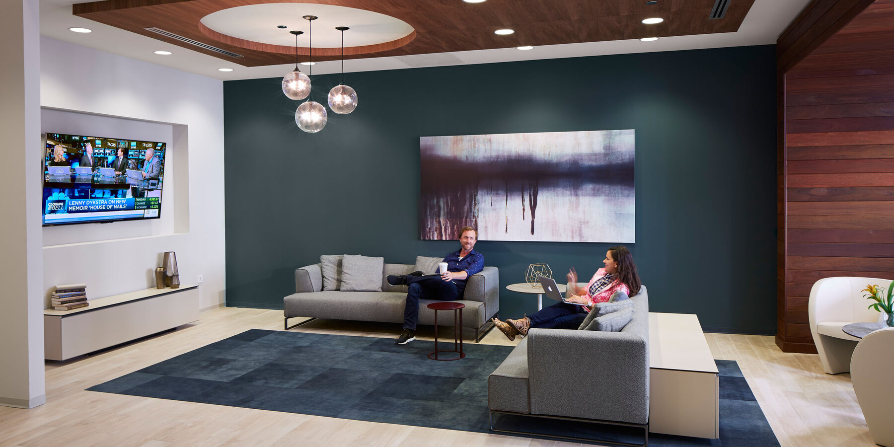 集合住宅建設 - テレビとソファを備えたブロック 37 のラウンジ スペースのマーキー