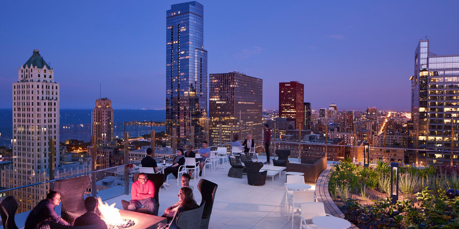 集合住宅建設 - 街の景色を望む夕暮れ時のブロック 37 屋上のマーキー