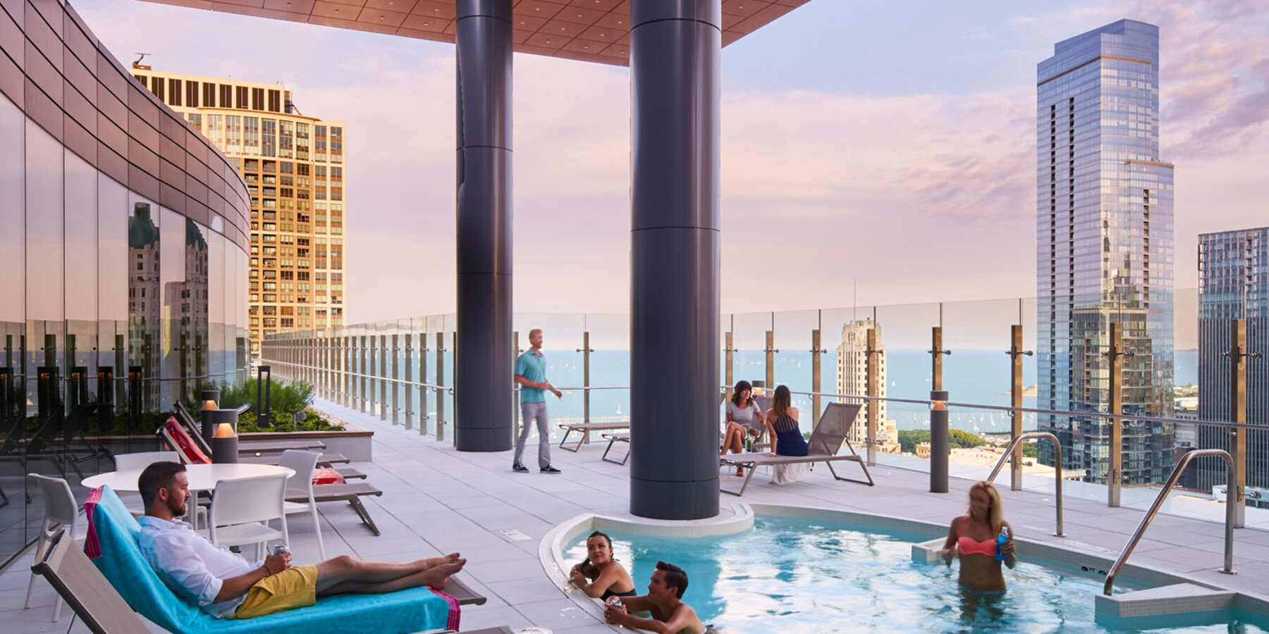 集合住宅建設 - バカラ オンカジのスカイラインを望む夕暮れ時のブロック 37 の屋上ラウンジのマーキー