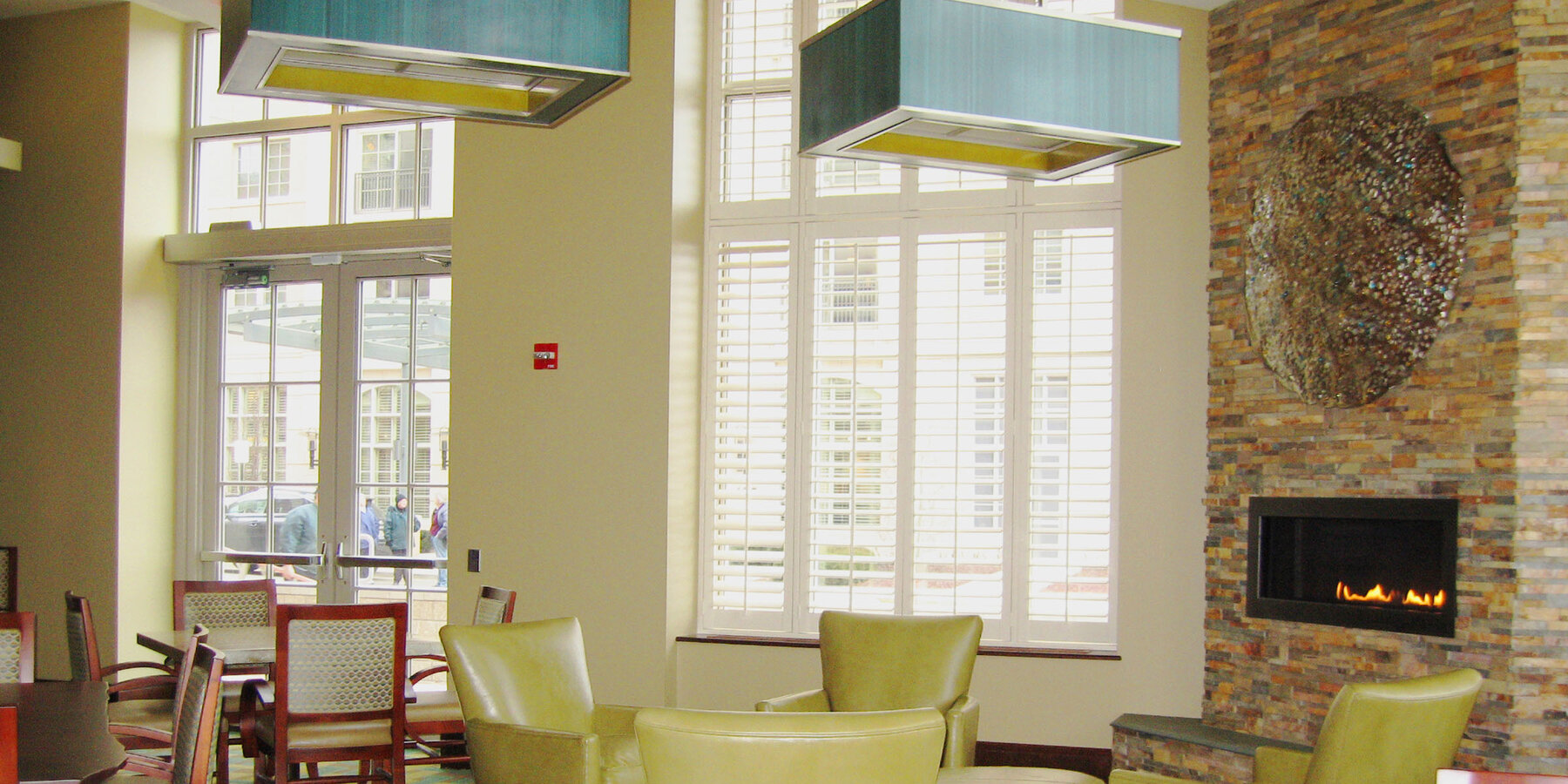 退職者コミュニティ建設プバカラ ドラゴン タイガーェクト - 暖炉のあるバカラ ドラゴン タイガーラウンジ席