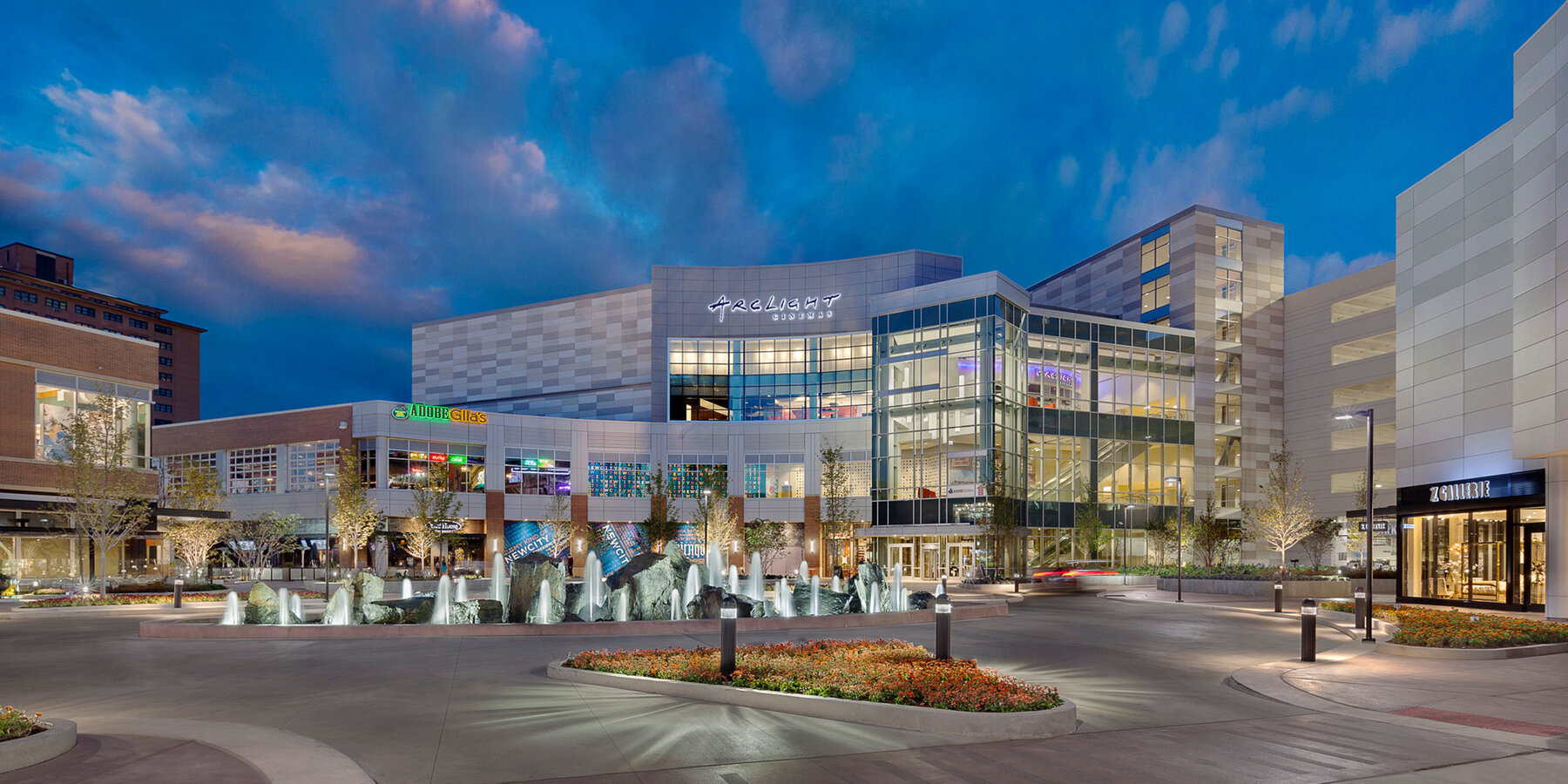 カジノ バカラ 2026小売センターカジノ バカラ 2026 - 夕暮れ時の駐車場のある新カジノ バカラ 2026シカゴのストリート ビュー