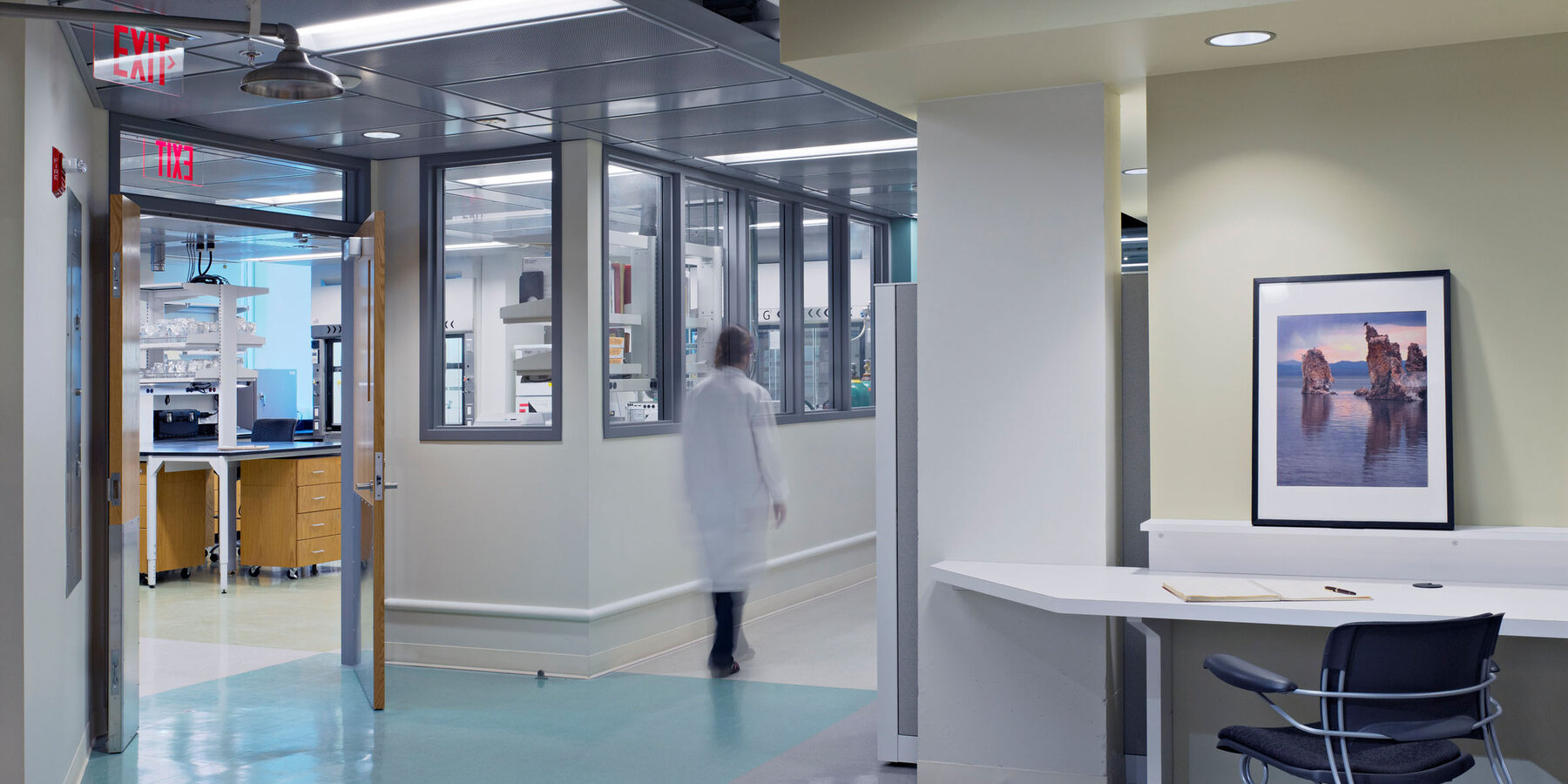 オンライン バカラ おすすめ研究所建設会社 - オンライン バカラ おすすめ Eps 研究所の作業スペースの入り口と廊下