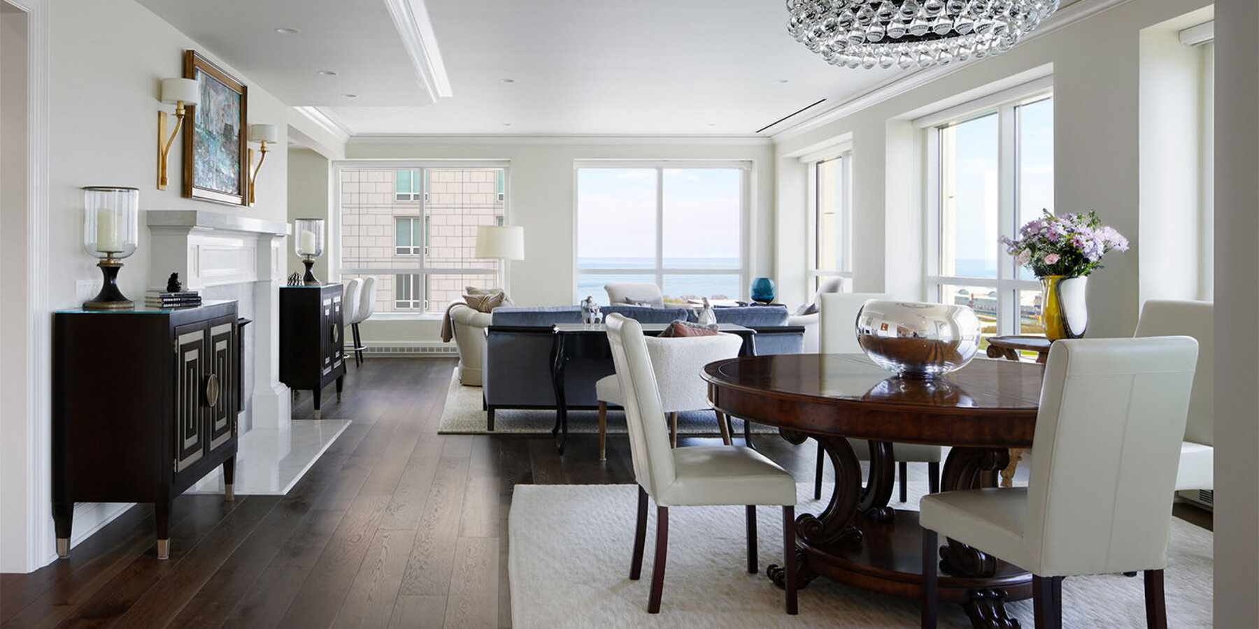 バカラ やり方 カジノの高級住宅建設業者 - 250 E ピアソンのリビング ルームとダイニング ルーム