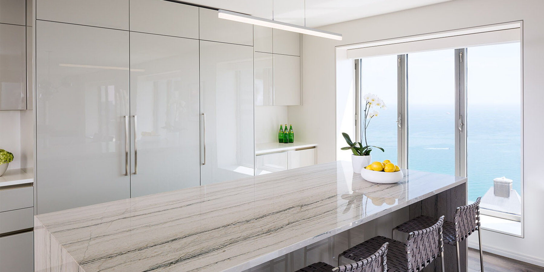 ライブ バカラ おすすめの高級住宅建設業者 - マグニフィセント マイルにあるアイランド型キッチン