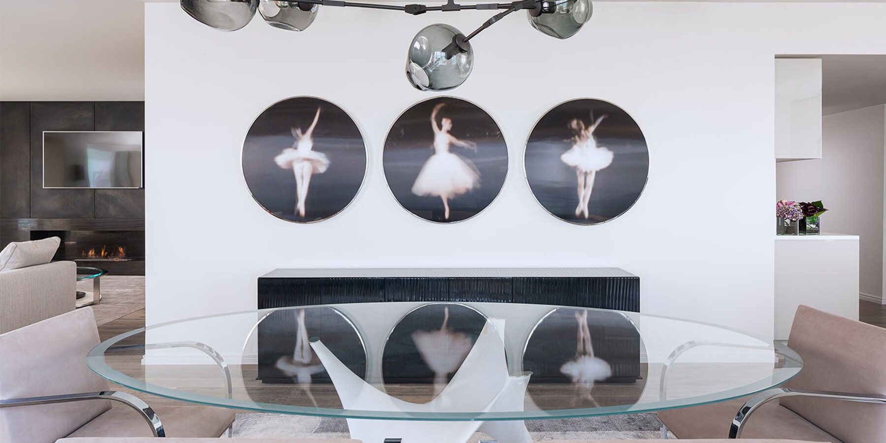 ライブ バカラ おすすめの高級住宅建設業者 - ワン マグニフィセント マイルのリビング ルーム