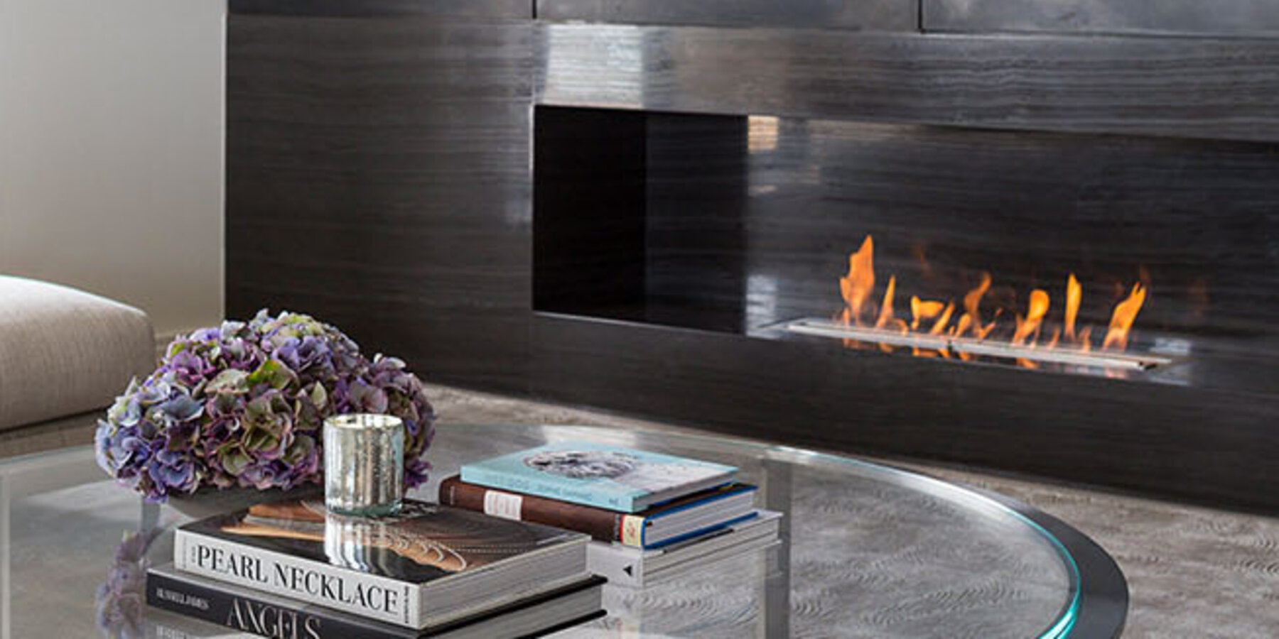 ライブ バカラ おすすめの高級住宅建設業者 - 暖炉のあるマグニフィセント マイルのリビング ルーム