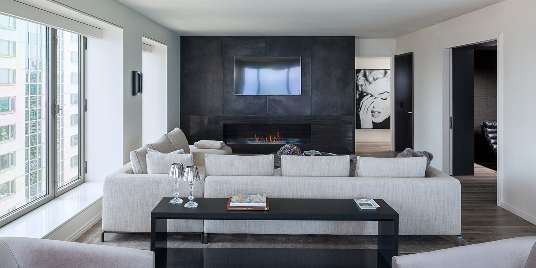 ライブ バカラ おすすめの高級住宅建設業者 - ワン マグニフィセント マイルのリビング ルーム