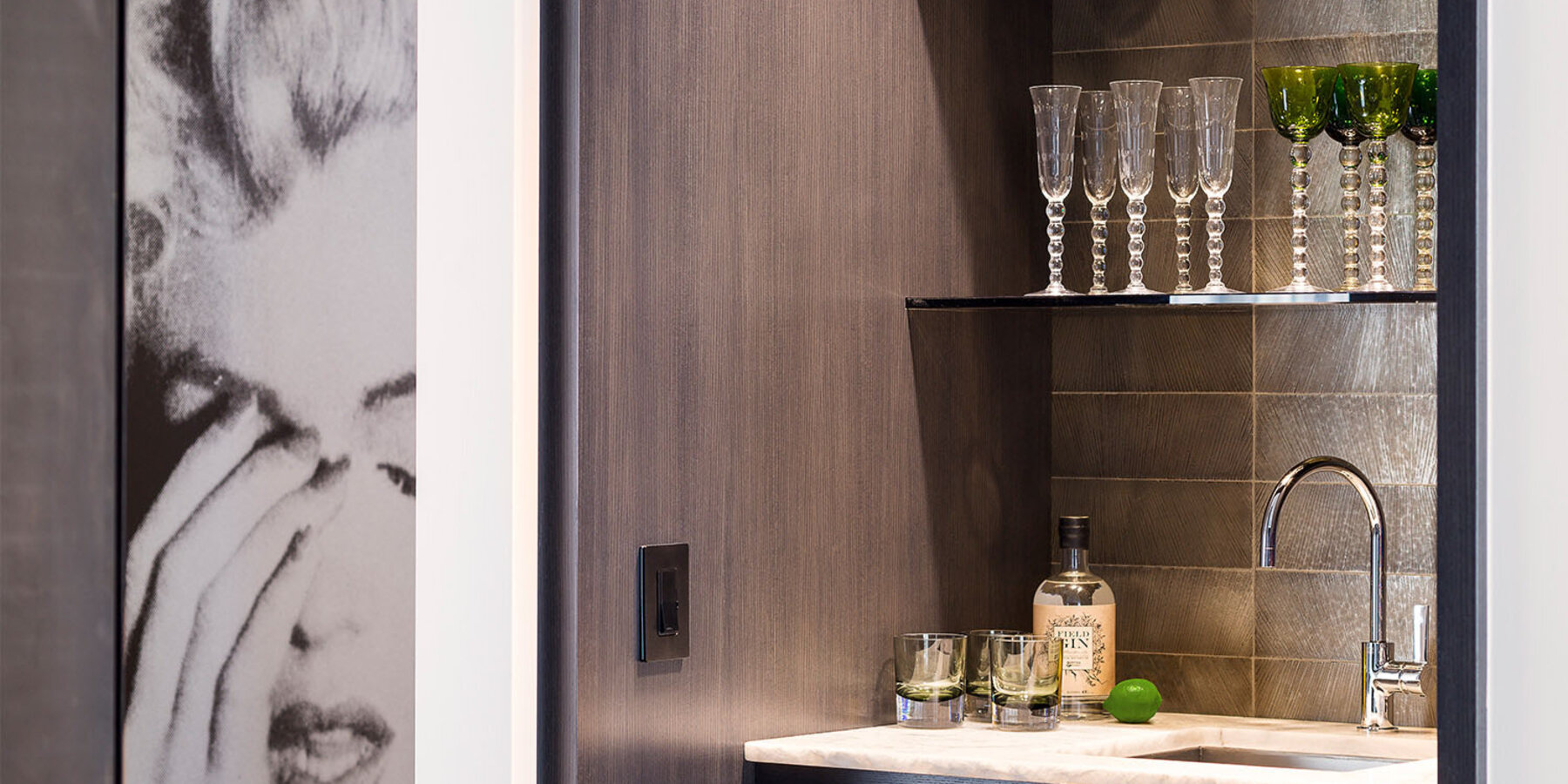 ライブ バカラ おすすめの高級住宅建設業者 - ワン マグニフィセント マイルのリビング ルームにバーが組み込まれた詳細