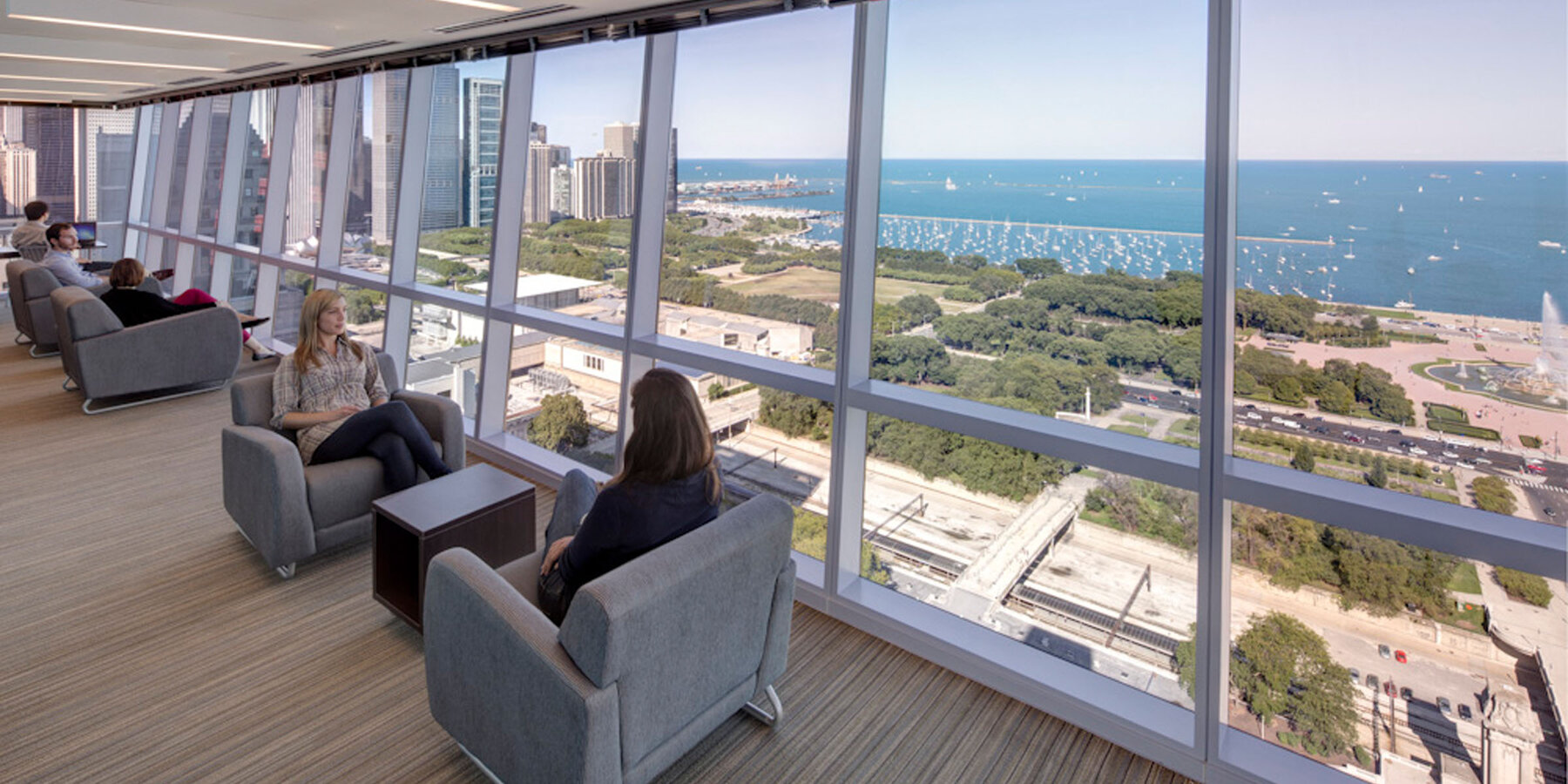 キャンパス建設 - カジノ バカラ テーブルズベルト大学の湖の景色を望む学生ラウンジの改修