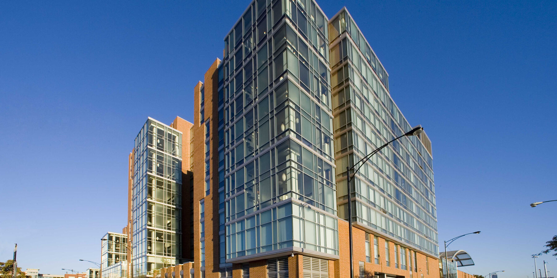 バカラ ダランベール キャンパス建設 UIC 学生住宅 Stukel Towers ファサード コーナー ビュー