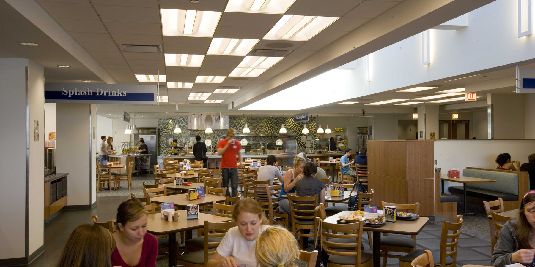 バカラ ダランベール キャンパス建設 UIC 学生住宅 Stukel Towers の食堂の座席