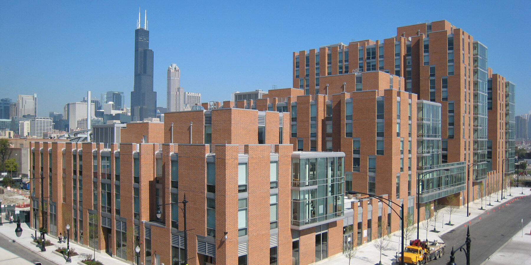 バカラ ダランベール キャンパス建設 UIC 学生住宅 Stukel Towers の外観角の眺め