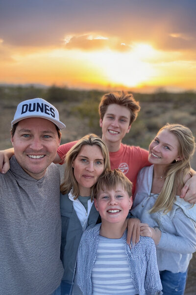 屋外にいるブライアンと家族