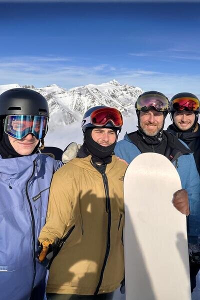 屋外で家族と過ごすジョー