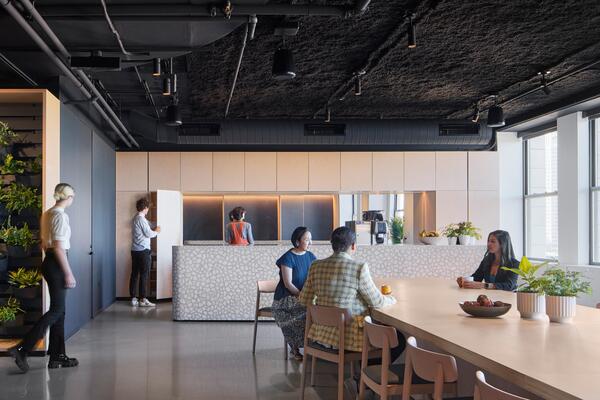 バカラ 稼げる商業オフィス改修 - スキドモア、オーウイングス、メリル社内