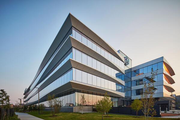 オフィスの建設と改修 - 1515 W ウェブスターの外観角の眺め