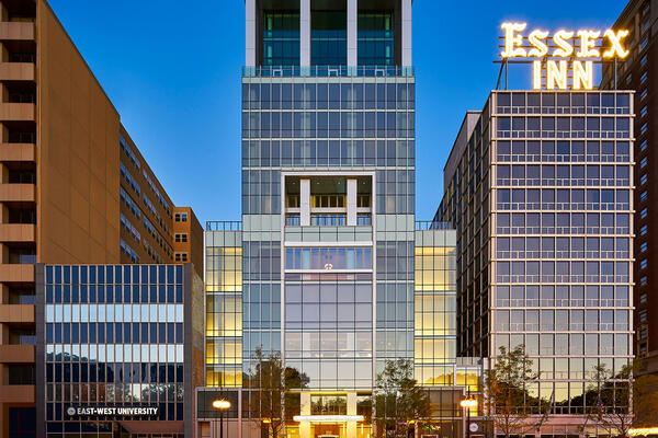 歴史的なホテルの建設と改修 - ホテル エセックスの外観ストリート ビュー