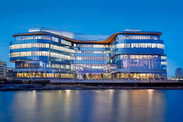 キャンパス建設 バカラ 軍資金 |ノースウェスタン ケロッグ グローバル ハブの外観