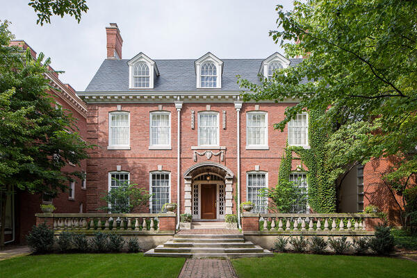 歴史あるバカラ ルールの修復と改修 - ハイドパーク シカゴの外観