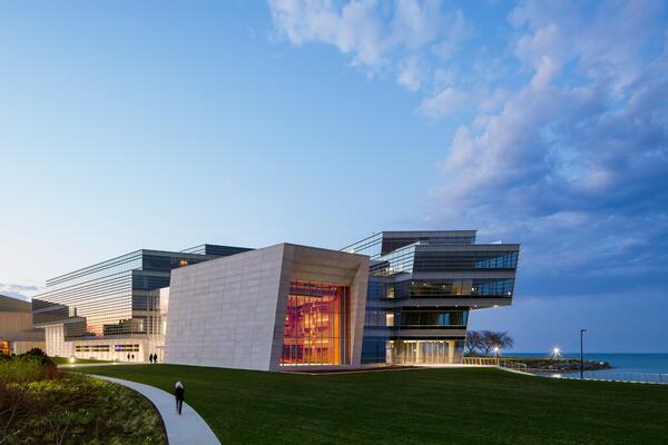 高等教育建設 - 北西部ライアン センター外観