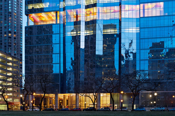 医療建設プロジェクト - 夕暮れ時のシャーリー・ライアン アビリティラボ外観