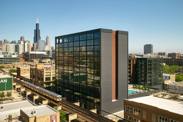 住宅および集合住宅の建設 - メイソンの屋外ドローン ビュー