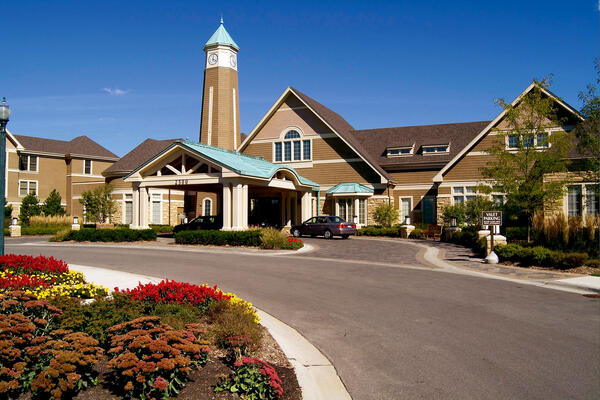 シニア リビングの設計と建設 - ザ グレンの外ファサードと私道の Vi